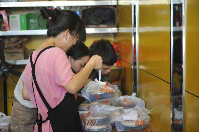 在河南郑州做什么生意最赚钱(郑州女人开快餐店，顾客吃7天只要7元钱，反而半年赚了40万，真牛)