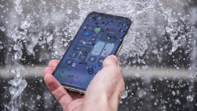 iPhone 12防水到底什么水平？他们把手机丢湖底做了测试(苹果七防水效果怎么样)