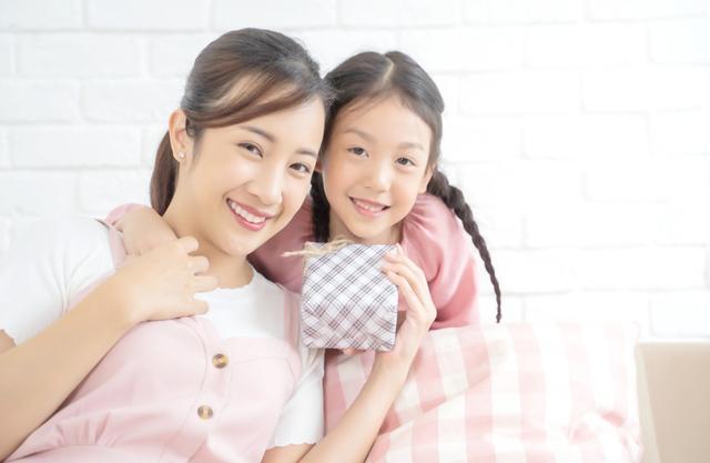 小孩送三八妇女节送什么礼物好(38女神节，你的孩子为你准备了什么礼物？懂得感恩的孩子路会更宽)