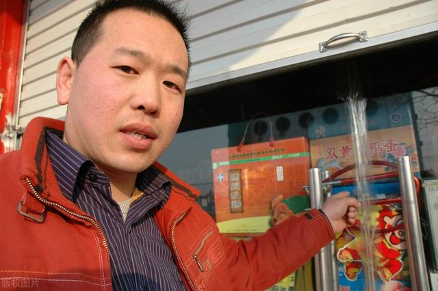 西安开个便利店大概需要多少钱(西安小伙开超市，利用1元热水壶，半年赚了60万，方法教给你)