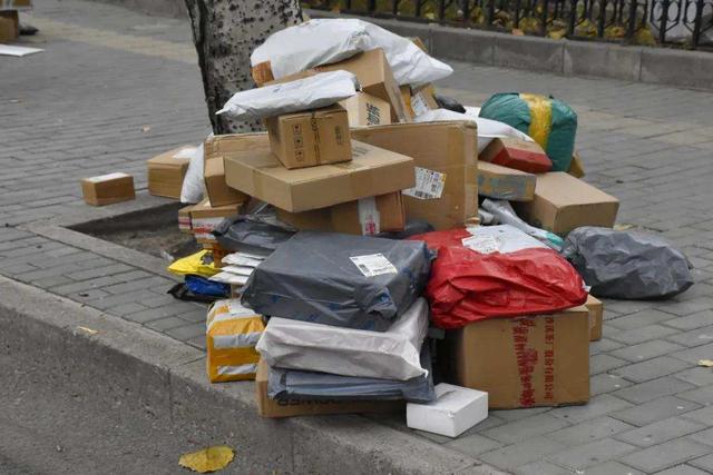 圆通快递价格查询计算器(9块9包邮背后：一群拉动电商平台崛起的最凶狠“雇佣兵”)