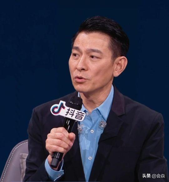 刘德华抖音直播回放:刘德华出道40周年直播创抖音纪录，一曲奉陪到底告白粉丝，太破防