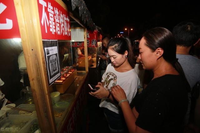 地摊小吃大全(“地摊经济”复苏，5种美食成“抢手货”，好吃不贵，你吃过几种)