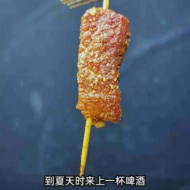 夏天适合摆摊的小吃(50岁老两口，夏天摆摊卖小吃，太懂食材搭配，养老钱有了)