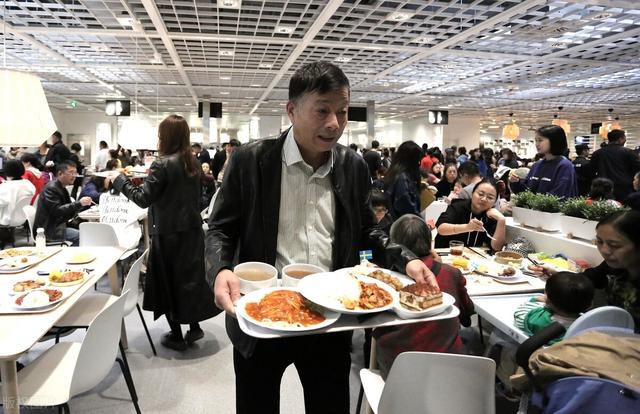 10元快餐店利润多少快餐店利润2.6万阅读(90后小伙开快餐店，饮料不要钱，反倒年赚130万，赚钱方法告诉你)