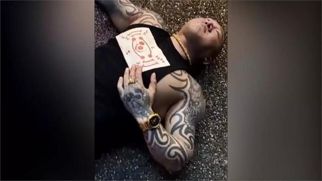 (台湾馆长)台网红“馆长”遭人开三枪不忘直播，23岁男性嫌犯投案，此前曾对“馆长”性骚扰