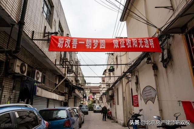 被委托人签字签谁的(北京房产律师靳双权——委托他人代签拆迁协议，拆迁补偿归谁享有)