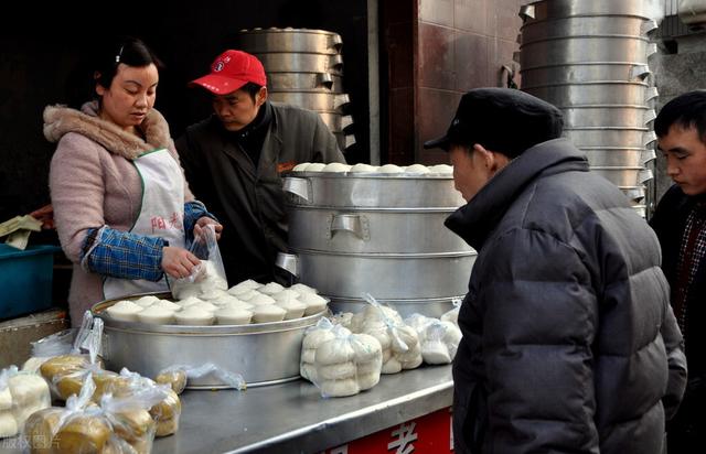 卖100个包子的利润2021年(广东老板卖包子，靠“55杯豆浆”，8天收款8万元，赚钱手段教给你)