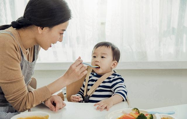 宝妈带娃图片(再坚强的宝妈，也见不得娃生病，说说我带娃的那些崩溃瞬间)