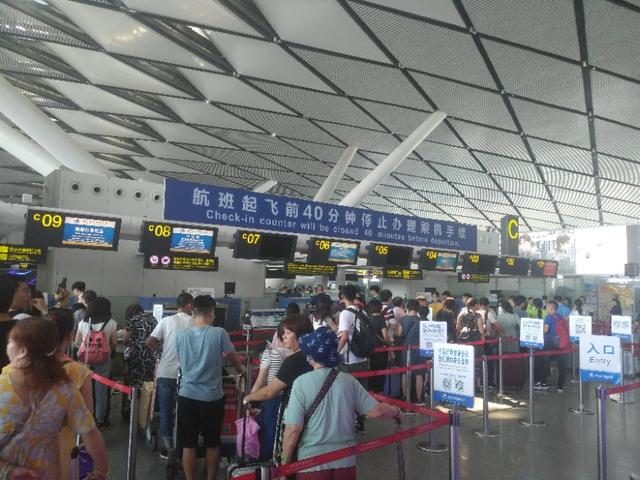大人网上值机儿童怎么办(儿童可以网上值机吗？旅客问南宁机场值机小哥。)