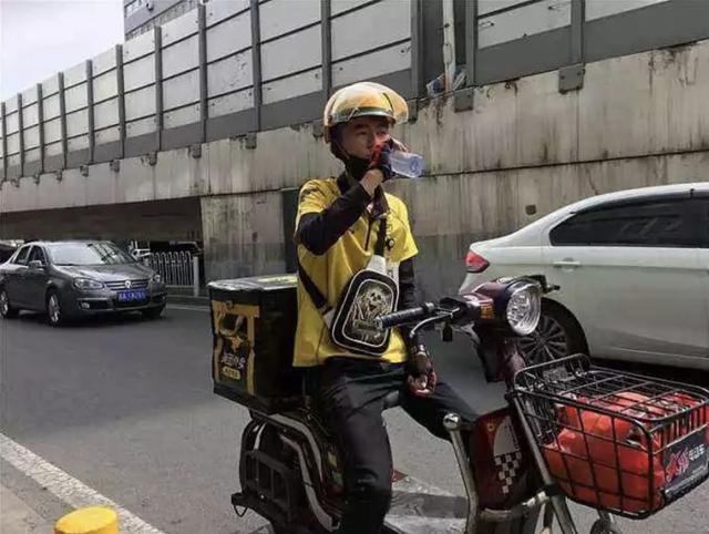 北京送外卖一个月能赚多少百度贴吧(北京外卖小伙，一个月13000元，却没有五险一金，这工作能干吗？)
