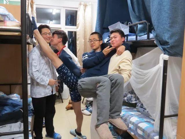 群聊名称搞笑霸气姐妹(大学“宿舍群名”能有多搞笑，从老年养生到沙雕画风，我笑不活了)