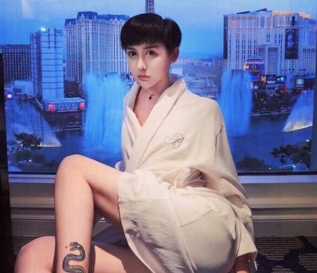 蛇精男刘梓晨(“蛇精脸”刘梓晨越来越泰范了，感染新冠后，顺眼了很多)