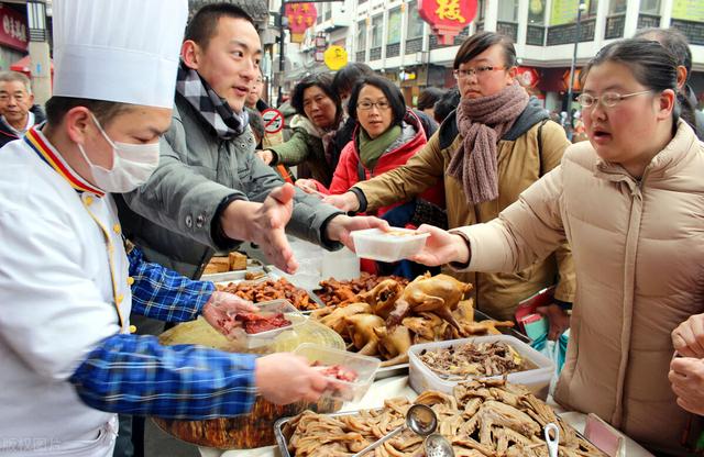 男人适合开什么店有前景(贵州男人开卤菜店，一年狂赚100万，老婆都对他言听计从了)