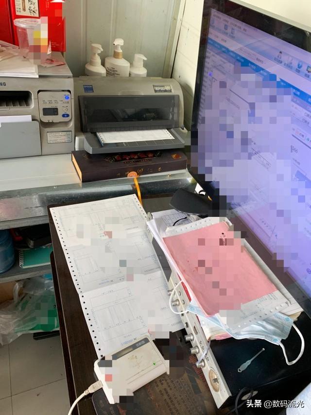 发票打印机脱机是怎么回事(打印机突然不能打印了，我一分钟修好，老板不想付钱：太简单了)