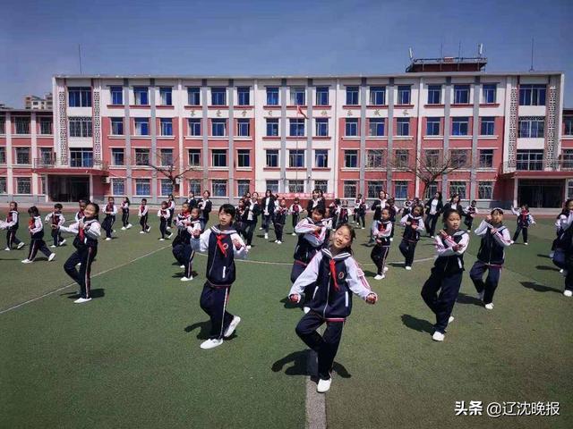 路灯下的小姑娘抖音(点击量过百万，营口这所学校火了)