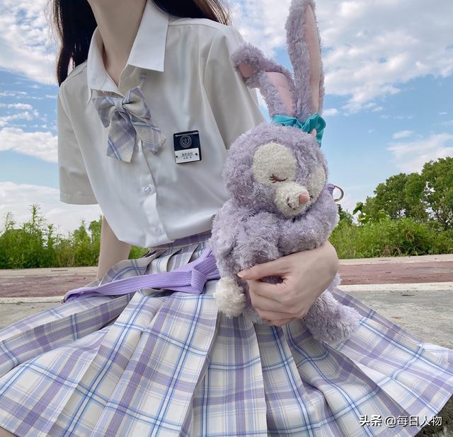 jk服装店推荐(开JK制服店的年轻人：有人开店2月踩坑死，有的订单多到能救厂)