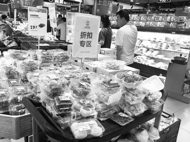 进口食品批发点在哪里(进口食品折扣店有不少临期食品，进货渠道复杂，选购也有“门道”)