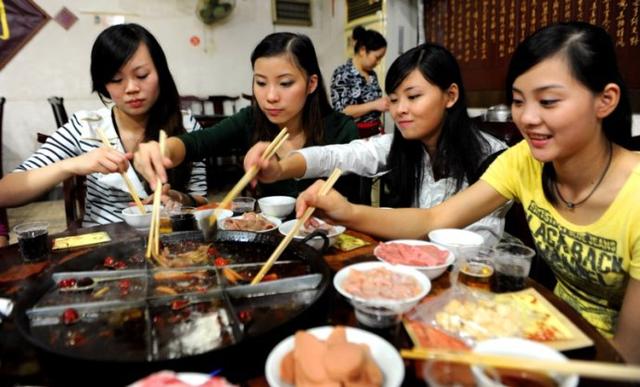 开火锅店要多少钱利润(重庆男人开火锅店，一年狂赚230万，套路简单却很赚钱)