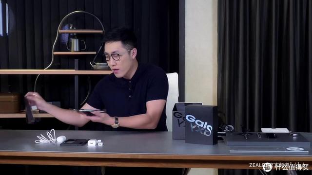 三星折叠手机fold3(真香折叠屏还是大可不必？三星Z Fold 3体验，建议等等党)