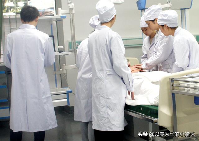 十大专业就业前景排名(备受看好的10大“医学专业”，发展前景不错，但学习压力比较大)