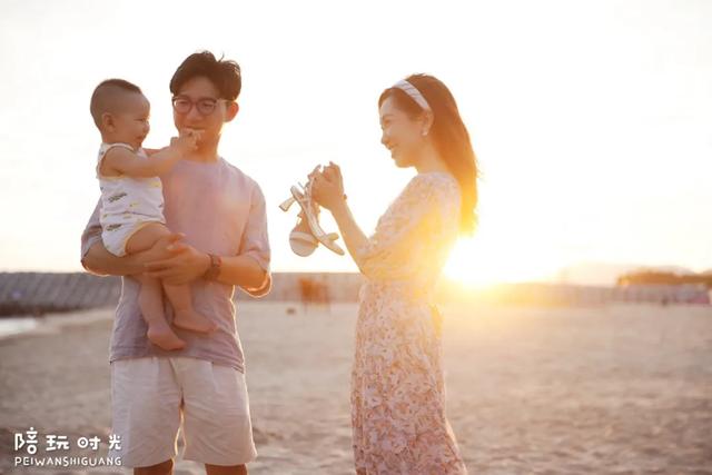 三亚旅游服装搭配图(糕妈：我们来三亚了！带上这些衣服，随手就能拍大片)