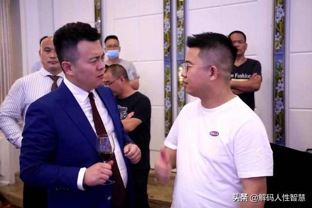 电话销售的开场白介绍方法及小妙招(电话销售如何开场？1套心法4个模板让他一听到底你的内容)