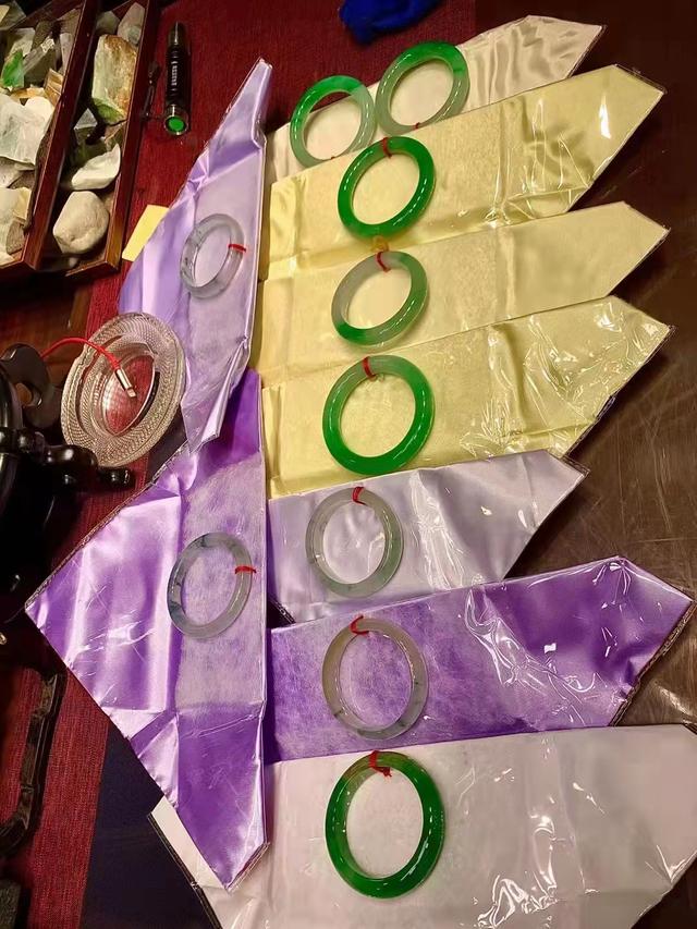 翡翠批发市场哪里最大(翡翠原石玉石手镯戒指成品批发市场在哪？)