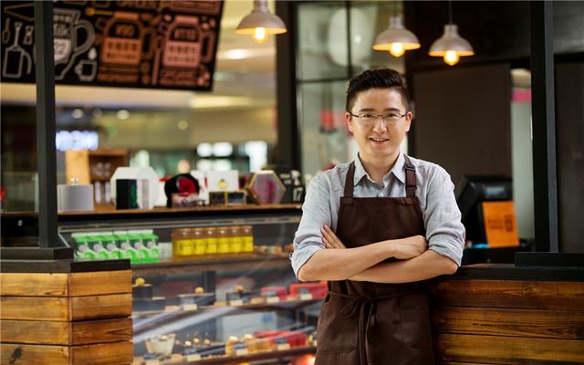 开什么实体店好赚钱投资小(年收入10万以上的实体店，有哪些项目门槛低、投入少？)