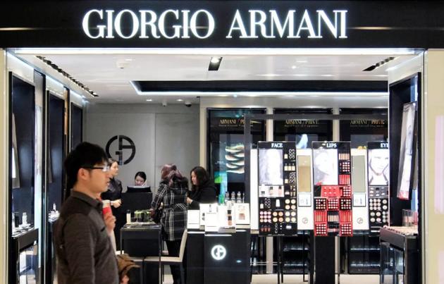 armani官网中国官网(阿玛尼走下神坛，知名经销商亏本清库存：以后不卖了！)
