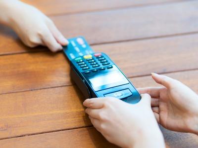 花呗分期提前还款还收手续费么(“卡奴”注意，信用卡分期提前还款也要收费了！工行农行已动手，其他银行呢？)