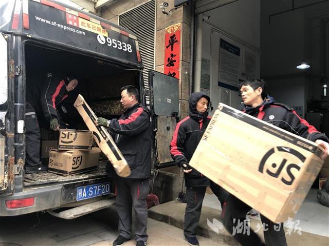 武汉快递小哥一个月挣多少(工作简单，月薪上万？湖北10万快递小哥的酸甜苦辣你可知)