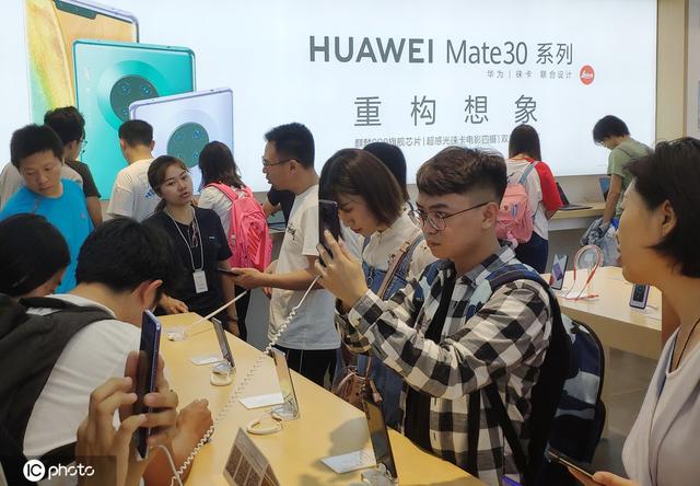 手机专卖店图片(华为Mate30亮相，顾客实体店扎堆体验，热度不输苹果)