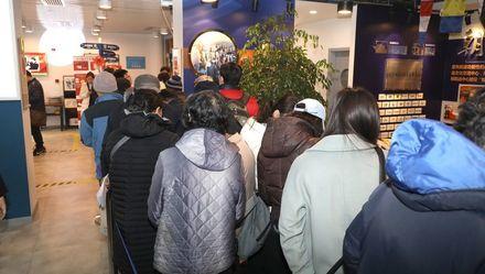 上海中国邮政几点下班(上海首试“深夜邮局”，夜间经济除了逛商场、吃夜宵还能去集邮戳？)