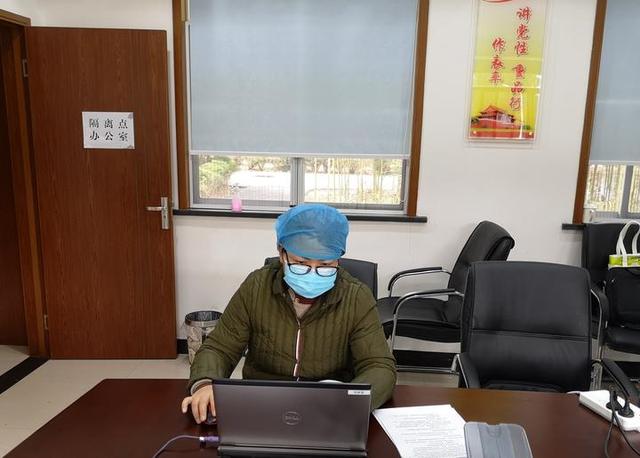 怎么看温度计的水银线(战“疫”进行时丨透过水银体温计的棱角，那条线若是一直稳在37以下，大家的心也就稳了……)