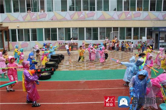 非常嗨的热场互动游戏户外(山东理工小博士幼儿园开展“水枪大战 嗨翻一夏”户外游戏活动)