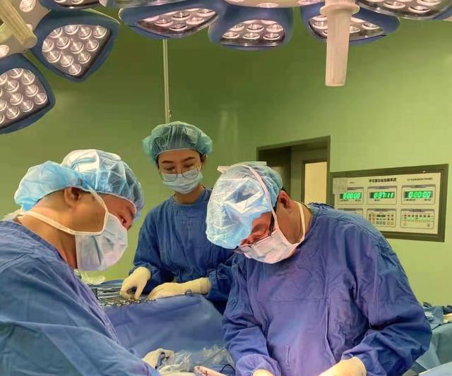 高钢龙 仁济医院(复发十二指肠巨大间质瘤，肚子曾被打开又关上，这些医生却愿意“一搏”)