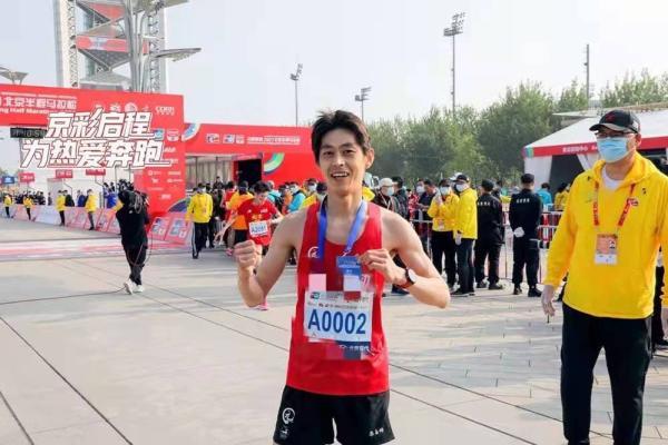 送快递哪家快递公司好(“最快快递员”火遍跑步圈，送快递也成了他的训练课)