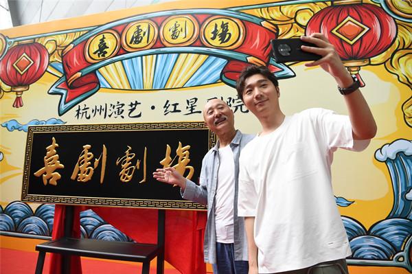 跑江湖(陈氏喜剧班，跑江湖20年；父子两代人，警醒时刻在)