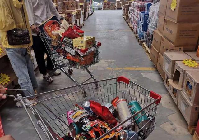 济南淘宝网济南淘宝网(饮料10元5瓶、薯片9.9元4包……实地探访济南临期食品折扣店)