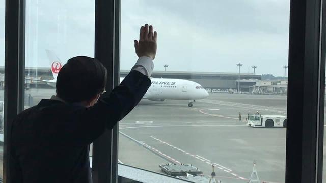 转送japan官网(日本再赠AZ疫苗，谢长廷第三次送机改挥手目送，网友：捡日本不要的疫苗，“丢人现眼”)