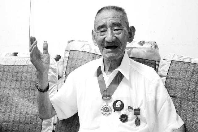 赵长江简介(94岁抗美援朝老兵赵长江：曾援建朝鲜五年 如今轮椅插国旗)