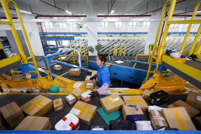 圆通快递员工资怎么样(中通、申通、圆通上涨派费，快递员收入高了，消费者需求却没解决)