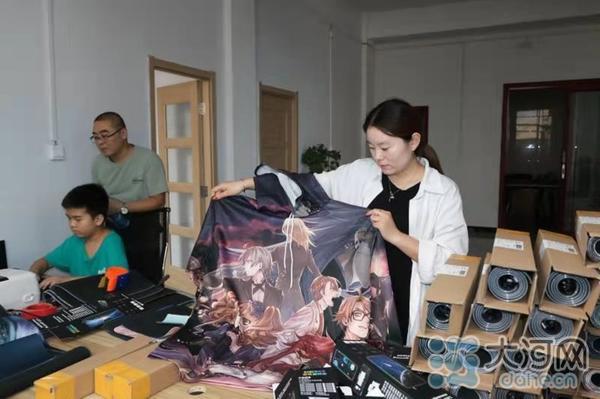 跨境电商运营工资大概多少(鲁山“90后”女孩做跨境电商月入2万元)