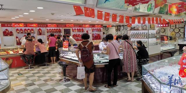 广州卖黄金去哪里卖合适(婚嫁旺季叠加国庆促销，广州黄金首饰消费火了一把)