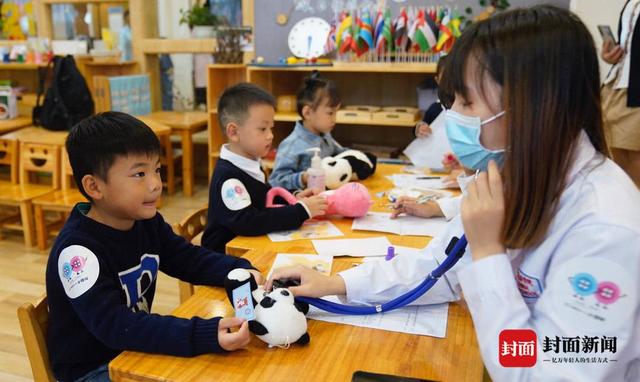 医院看病流程是怎样的幼儿园(模拟医院进校园 萌娃带着玩偶来“看病”)