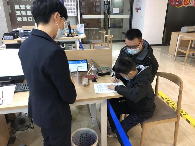 邮寄身份证用什么快递(今天，首次申领身份证“跨省通办”！秀洲群众已尝鲜)