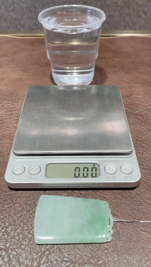 怎样鉴别玉石的真假(涨知识时间！一招教你鉴别翡翠玉石真假)
