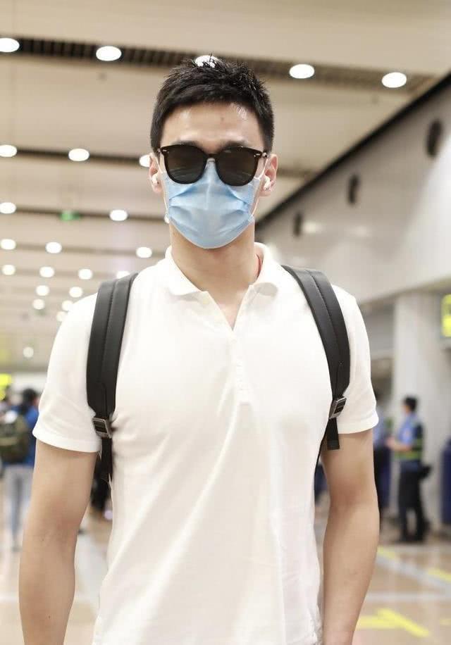 孙杨个人信息(奥运冠军孙杨公开露面，身材健硕面容消瘦，助理帮提奢侈品购物袋)