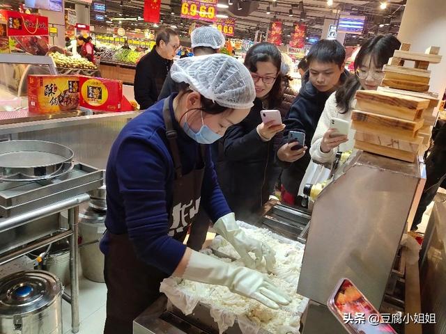 做豆腐的机器多少钱一台2019-6-29(做豆腐的智能机多少钱一台？豆腐工坊相当划算，5平起1个可单干)